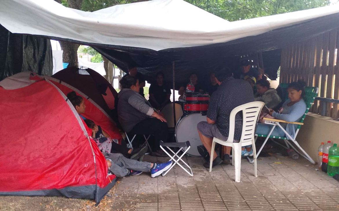 Trabajadores precarizados y sus familias llevan nueve días de acampe en Intendente Alvear: qué reclaman