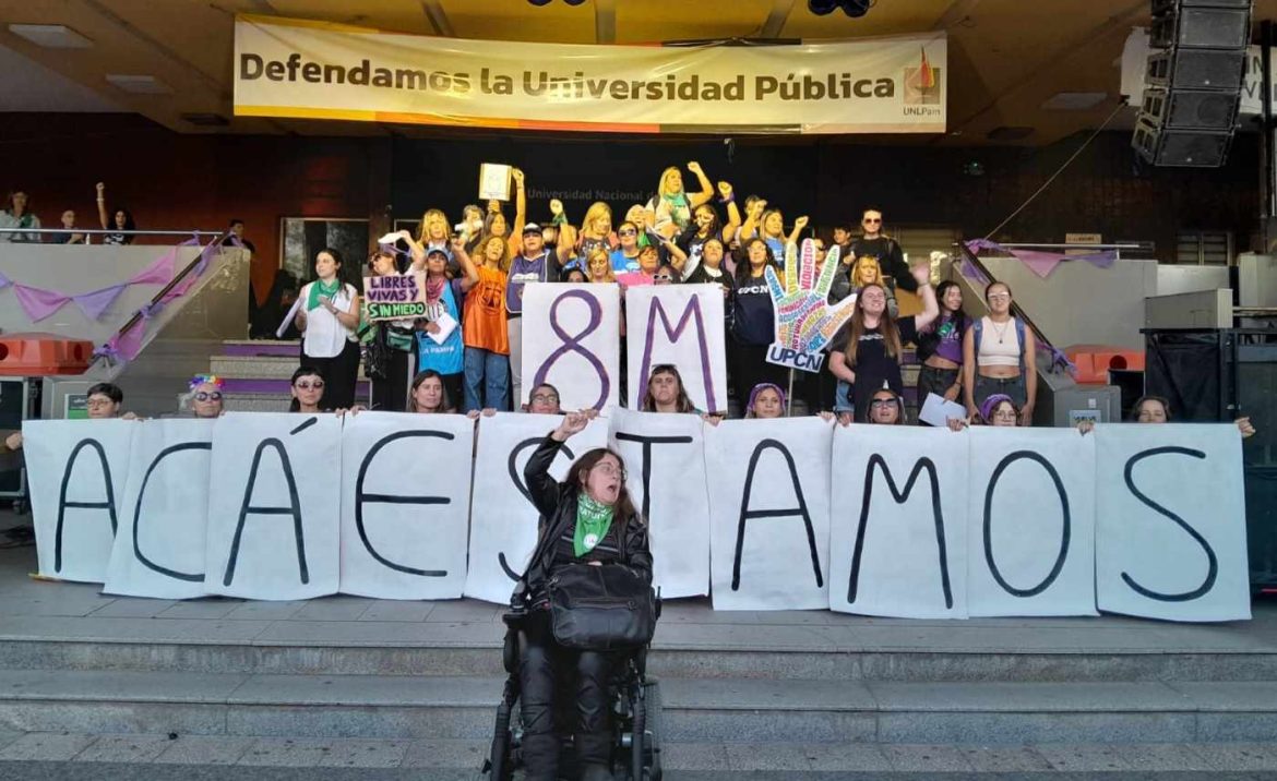 8M: decenas de mujeres marcharon por el centro de Santa Rosa