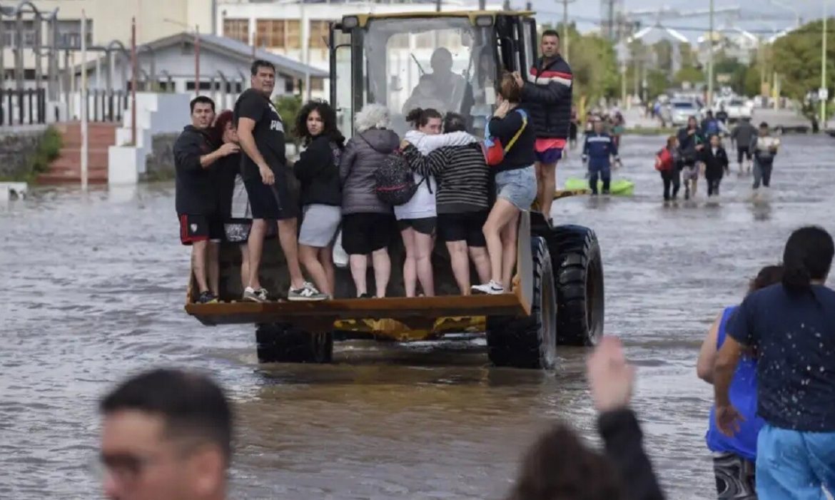 La Pampa con Bahía: Ziliotto confirmó envío de colchones, frazadas, agua y elementos de limpieza