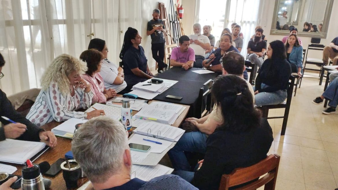 Barrios populares de Santa Rosa fueron al concejo a pedir por el proyecto para llevar la luz