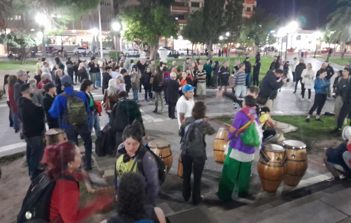 Cacerolazo en Santa Rosa en apoyo a jubilados y en contra de la represión policial