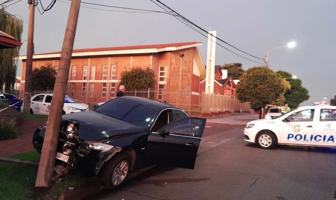 Robó el BMW a sus padres y lo estrelló contra una columna en Santa Rosa