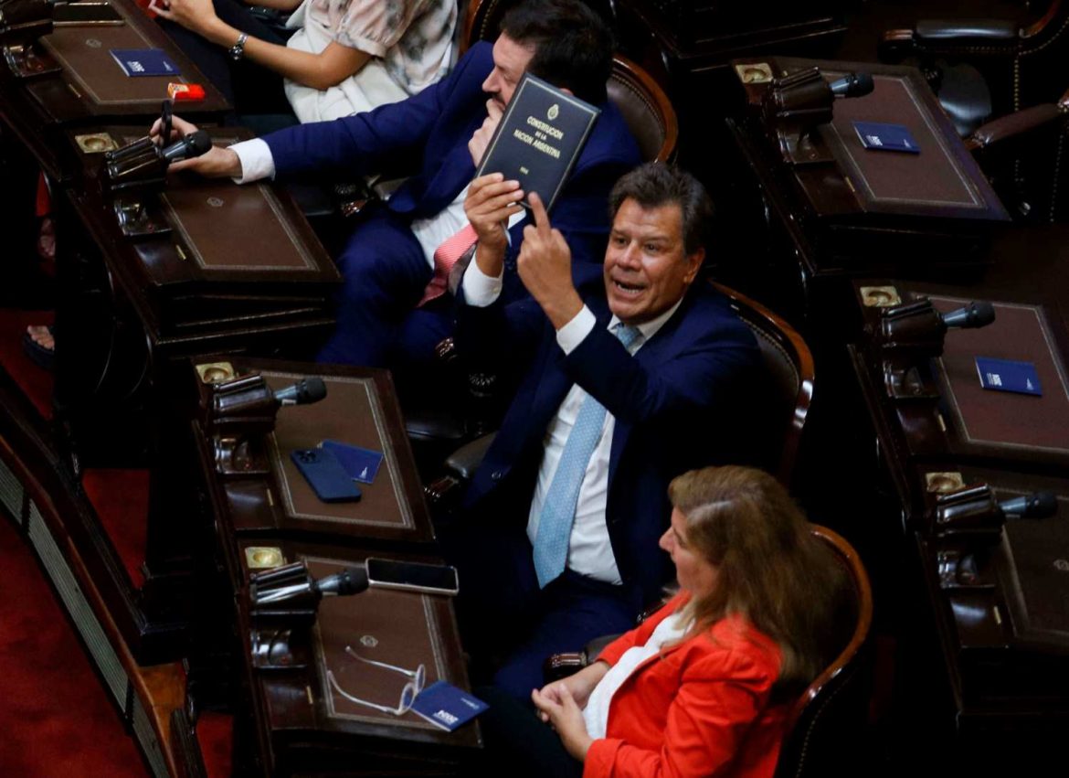 Facundo Manes denunciará este miércoles a Santiago Caputo