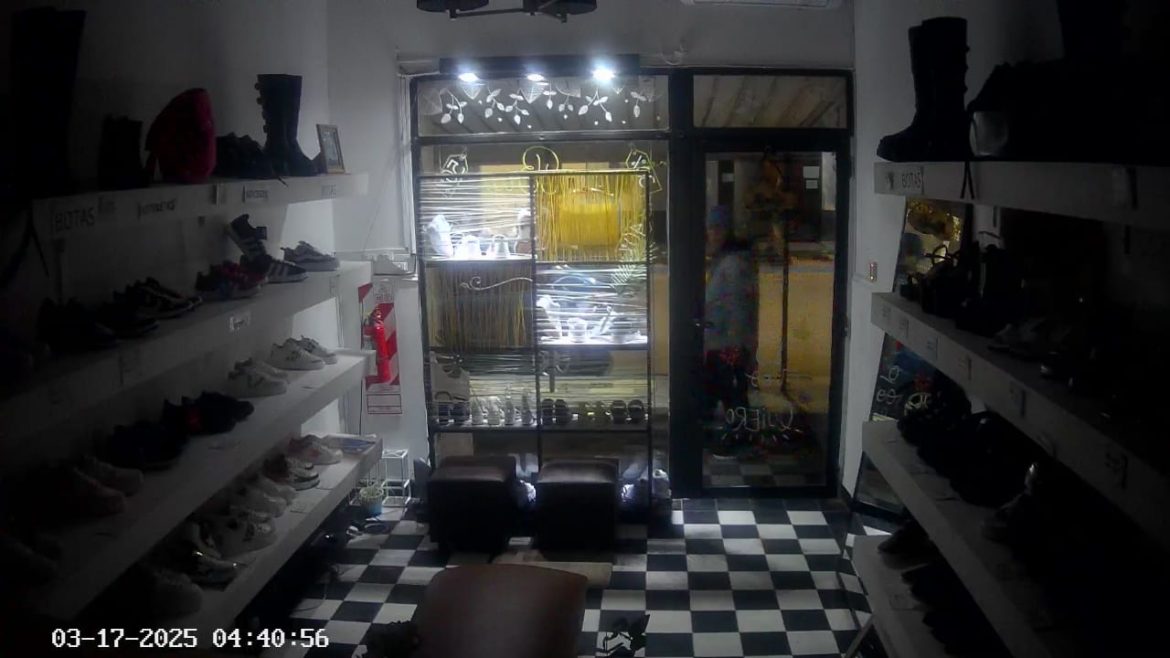 Video: en 5 segundos, rompió una vidriera y se llevó zapatillas en el centro de Santa Rosa