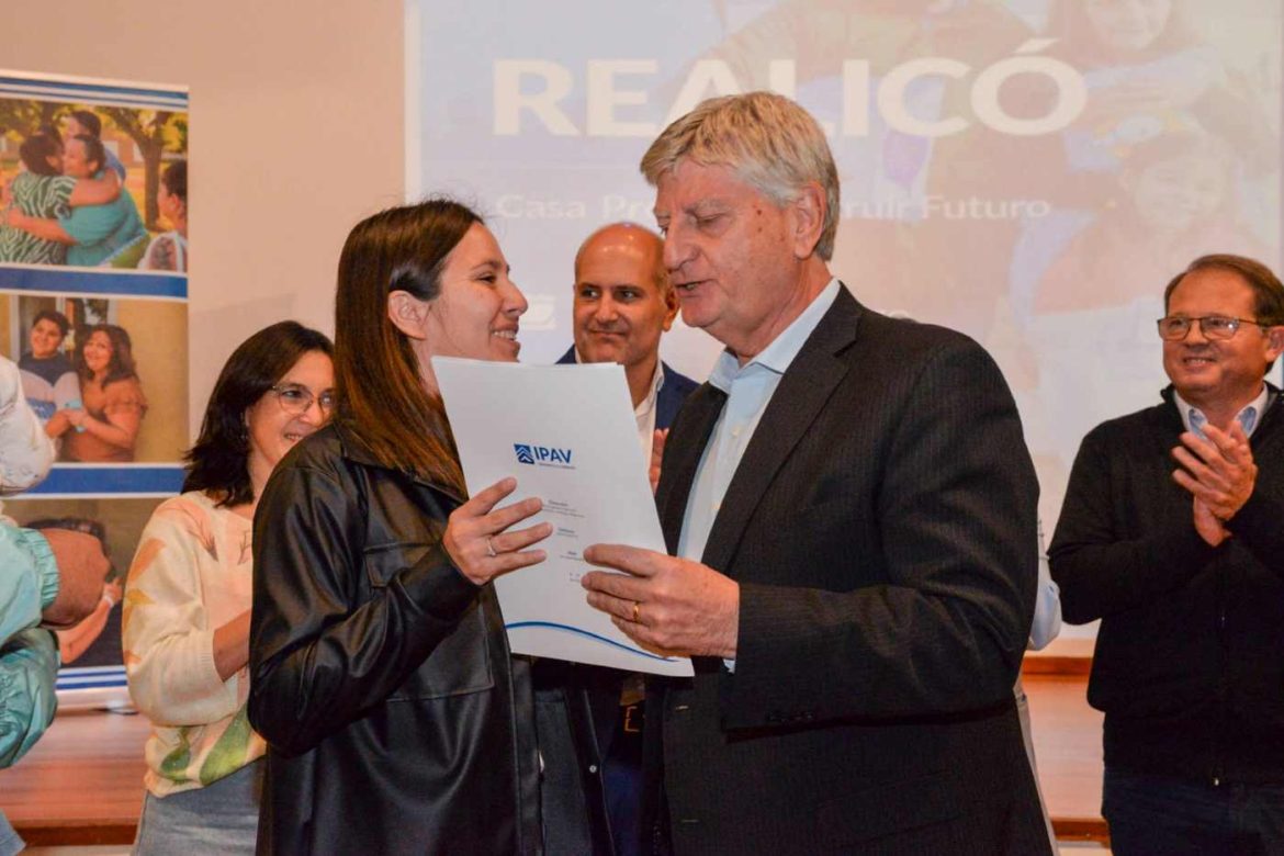 Ziliotto entregó 30 viviendas que el Gobierno de Milei abandonó y terminó la Provincia