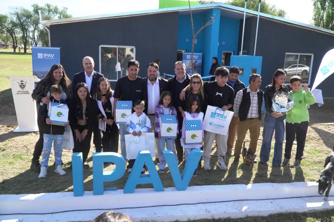 “En La Pampa los sueños se cumplen”: cuatro familias recibieron sus viviendas en Carro Quemado
