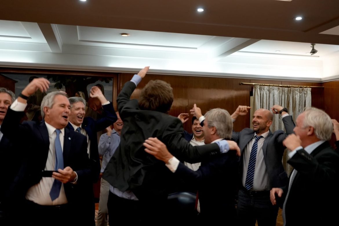 “Mandril decime qué se siente”: Milei festejó la salida del cepo cambiario con el equipo económico