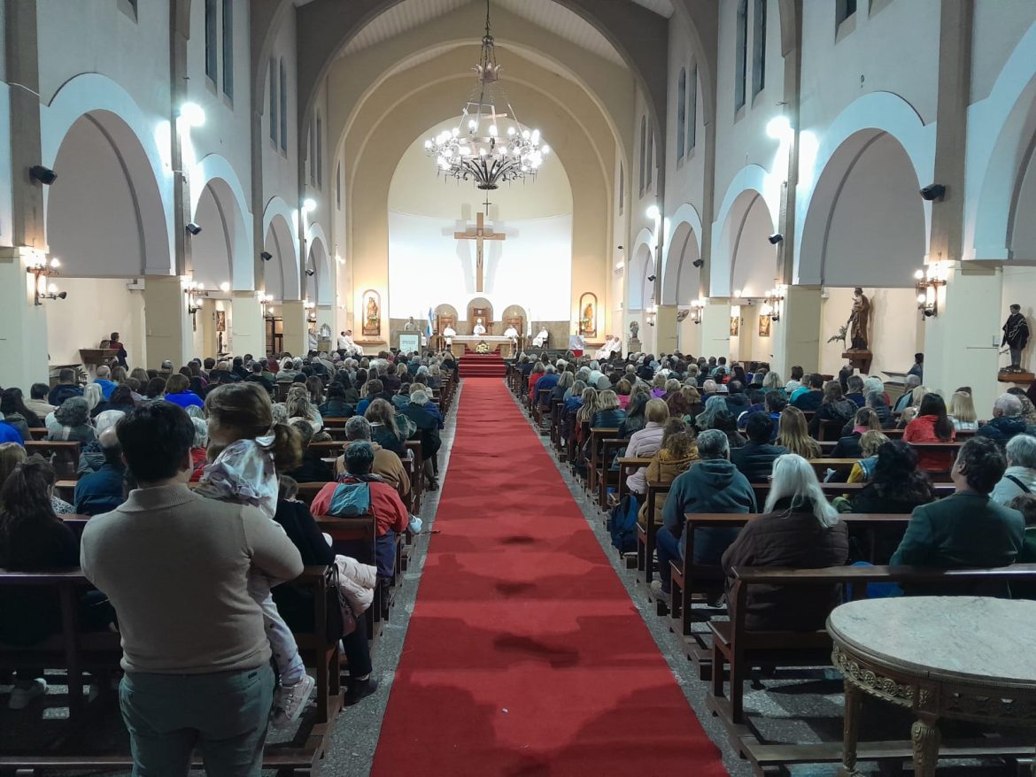 Masiva misa en la Catedral de Santa Rosa por el fallecimiento del papa