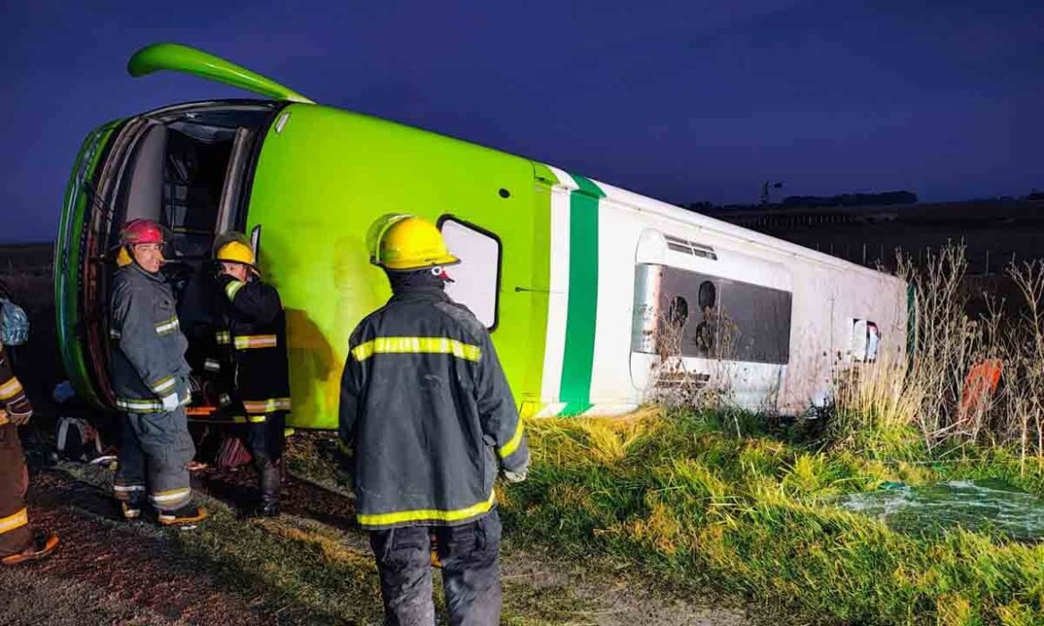 Volcó un micro en el partido bonaerense de General La Madrid: hay al menos cuatro muertos