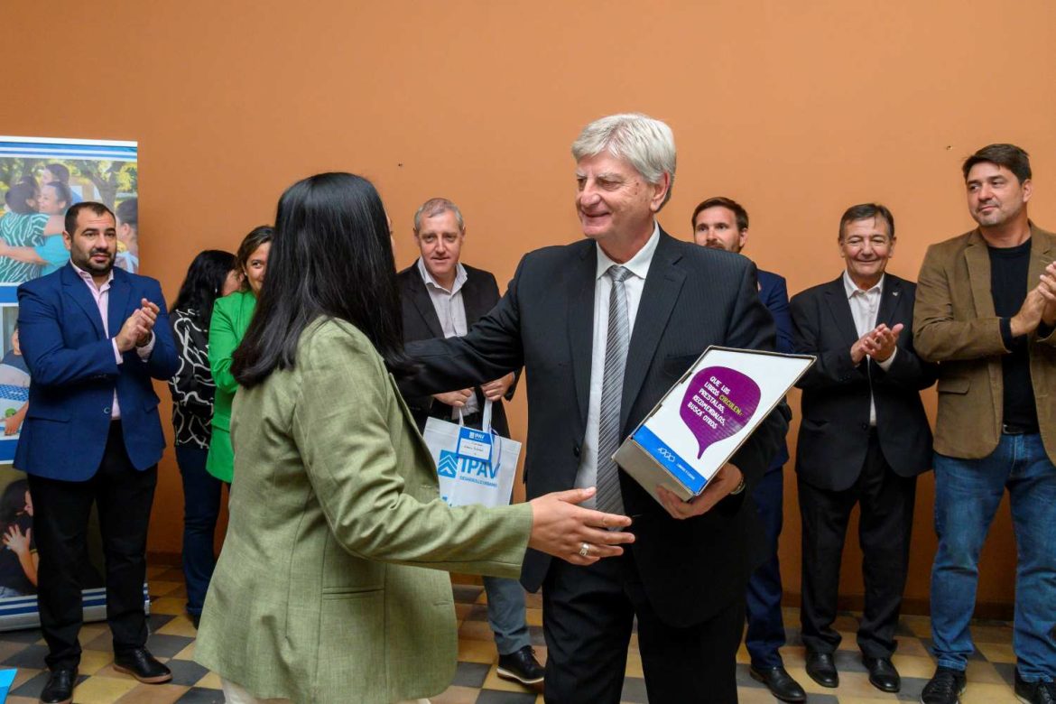 Ziliotto entregó casas en Anchorena y reiteró que el FMI y Nación van por más ajuste a las provincias