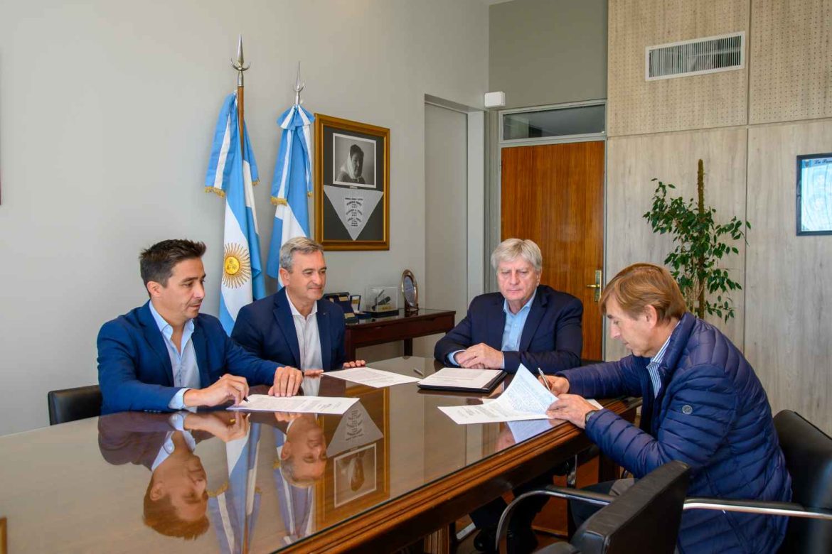 Un guiño a Rojas en medio de la interna del PJ: firman millonario contrato para el SUM de un colegio en Toay