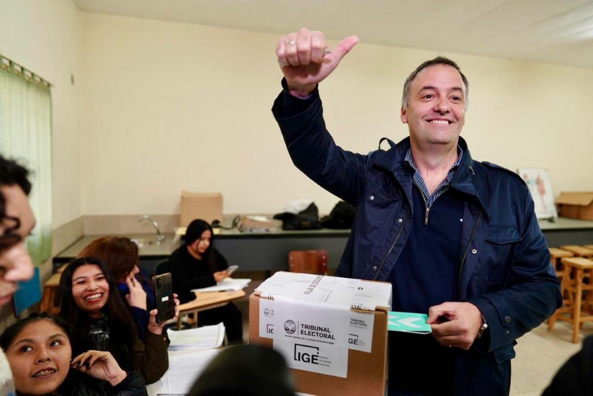 De la mano de Manuel Adorni, el presidente Milei doblegó a Macri en su bastión