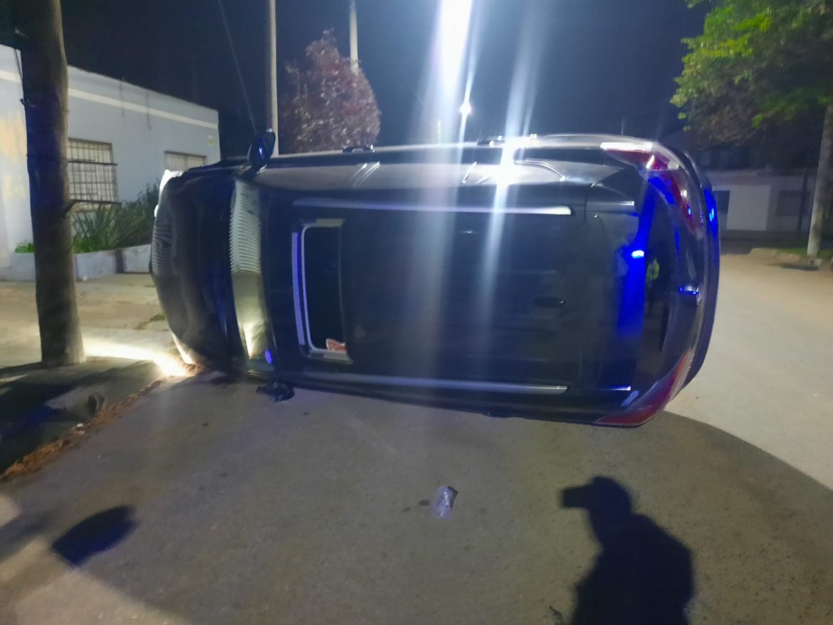 Chocó un auto estacionado y volcó: tenía 2,37 gramos de alcohol en sangre