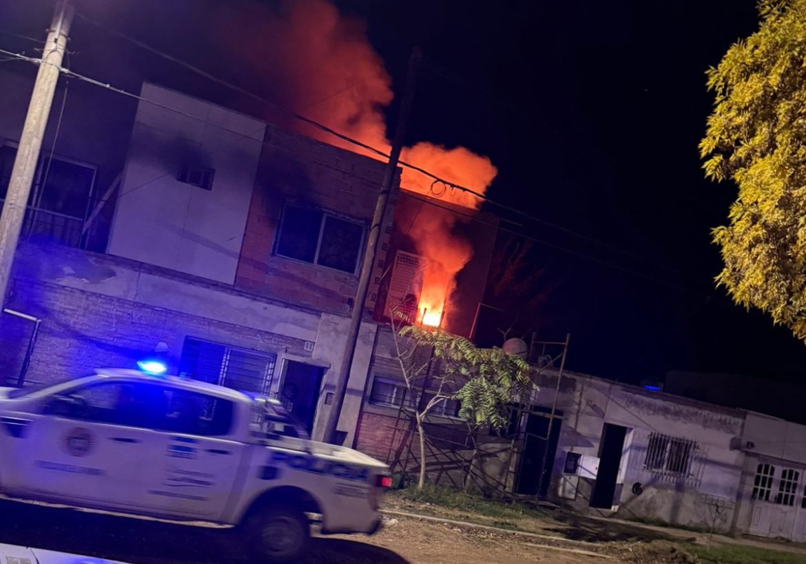 Un cortocircuito en una heladera provocó el incendió de un departamento en construcción en Santa Rosa