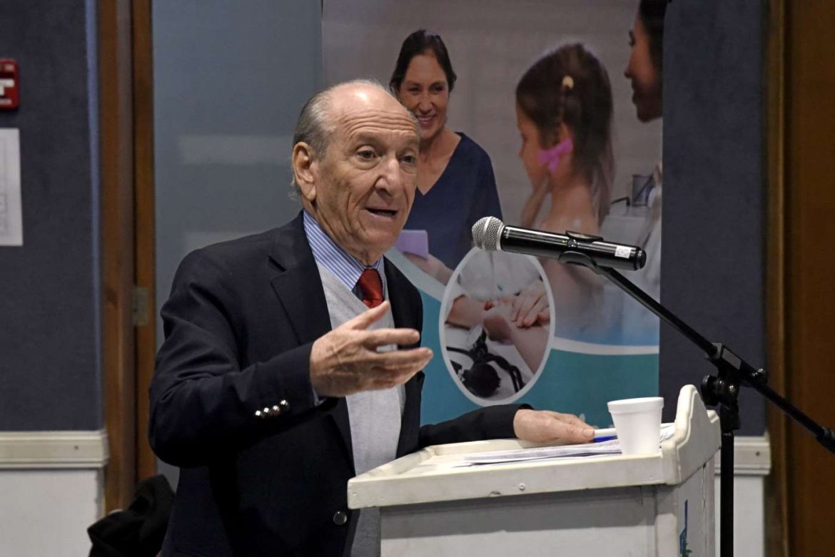 El ministro Kohan, furioso con Nación: “¿Cuándo no tuvieron suficiente evidencia las vacunas?”