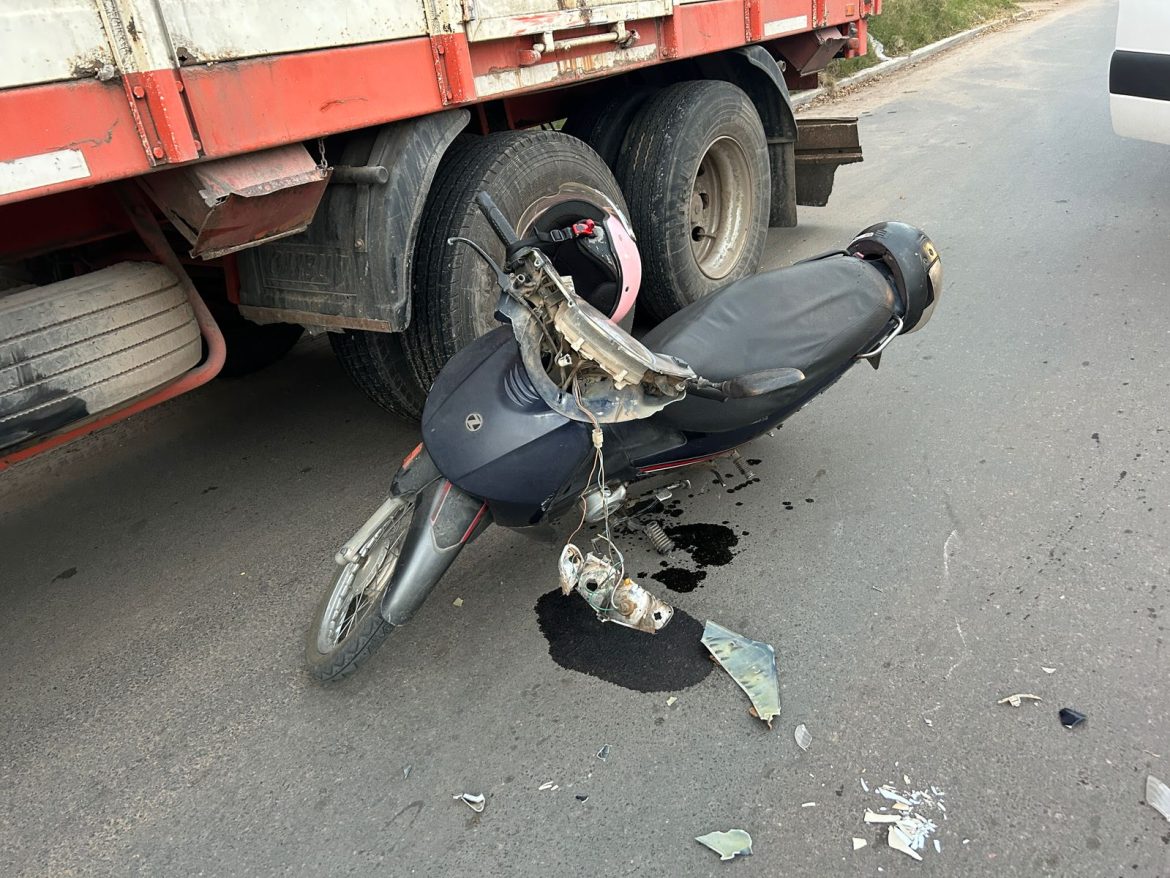 Iba en moto, rozó un acoplado, se cayó y sufrió heridas