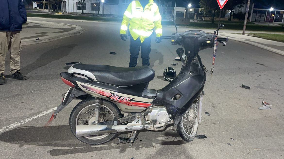 Chocaron contra un camión en Santa Rosa: dos motociclistas con heridas
