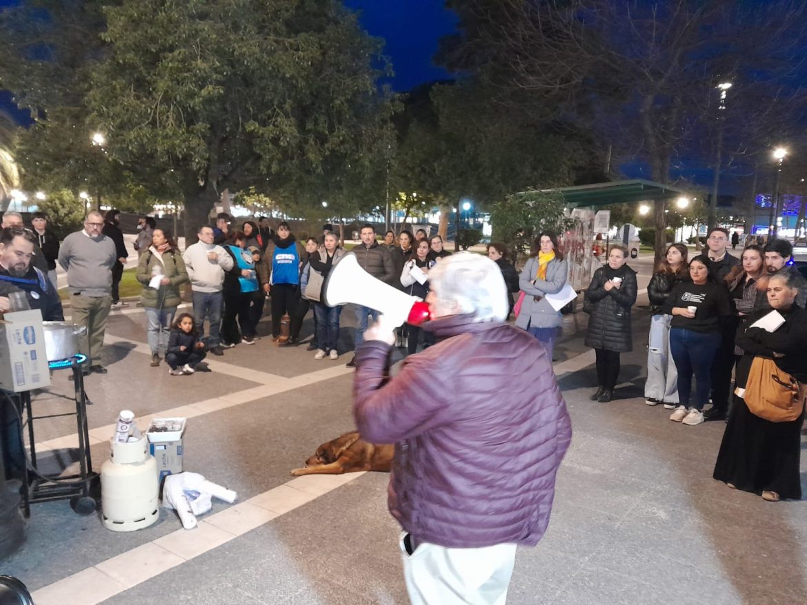 Quema de recibos de sueldos de docentes universitarios: “Nuestros salarios se hacen humo”