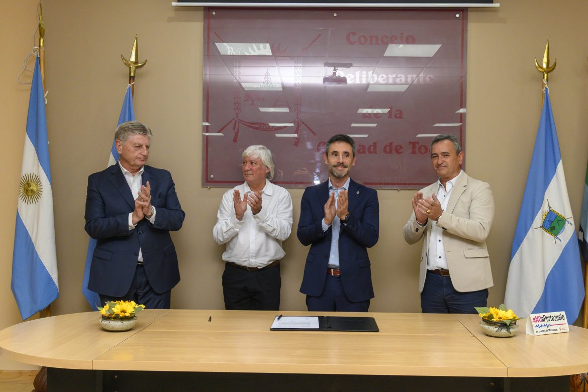 La Provincia hará el proyecto para ejecutar obras de agua potable, cloacas y pluviales en el barrio Lowo Che de Toay