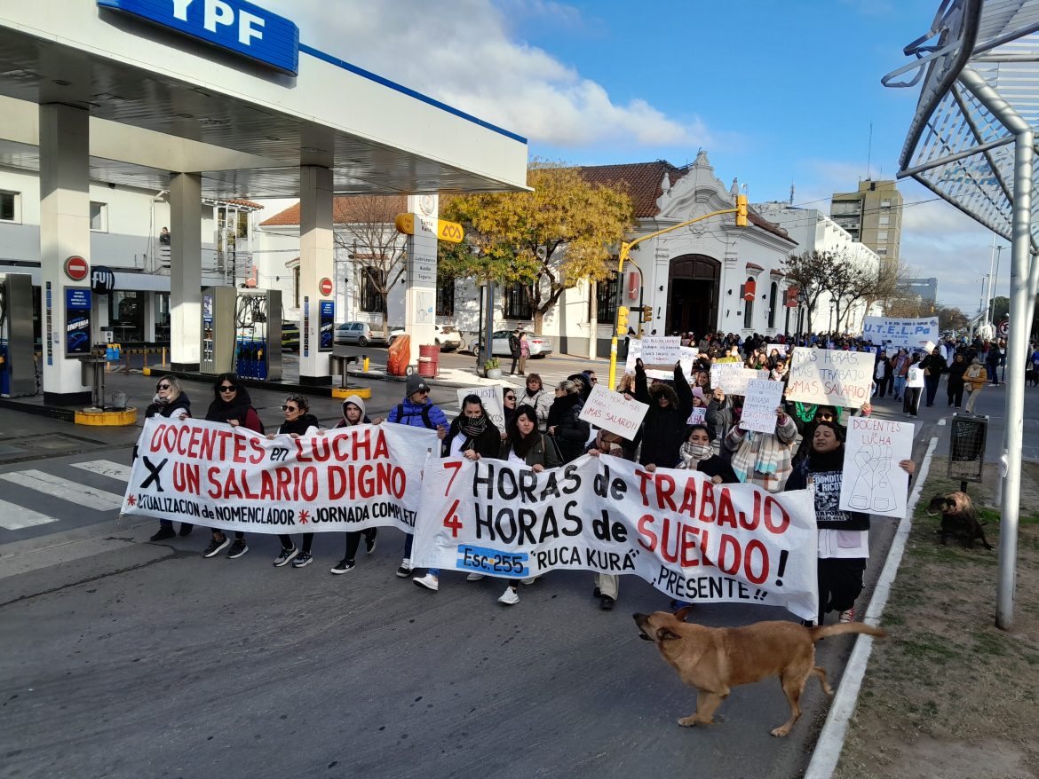 En el día de paro, docentes marcharon en Santa Rosa
