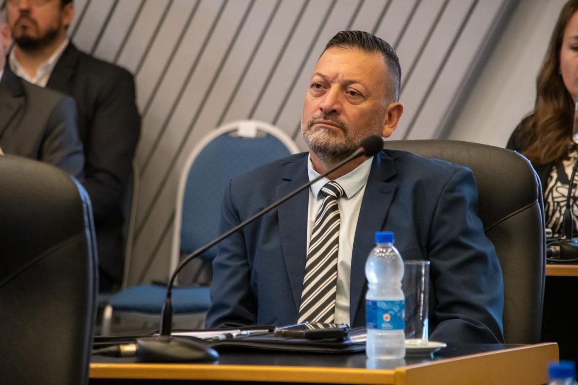 Aguilar pide convocar a Educación por la situación salarial de docentes de jornada completa