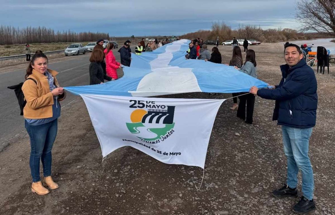 La comunidad de 25 de Mayo hizo un banderazo para que el Gobierno de Milei arregle la ruta 151