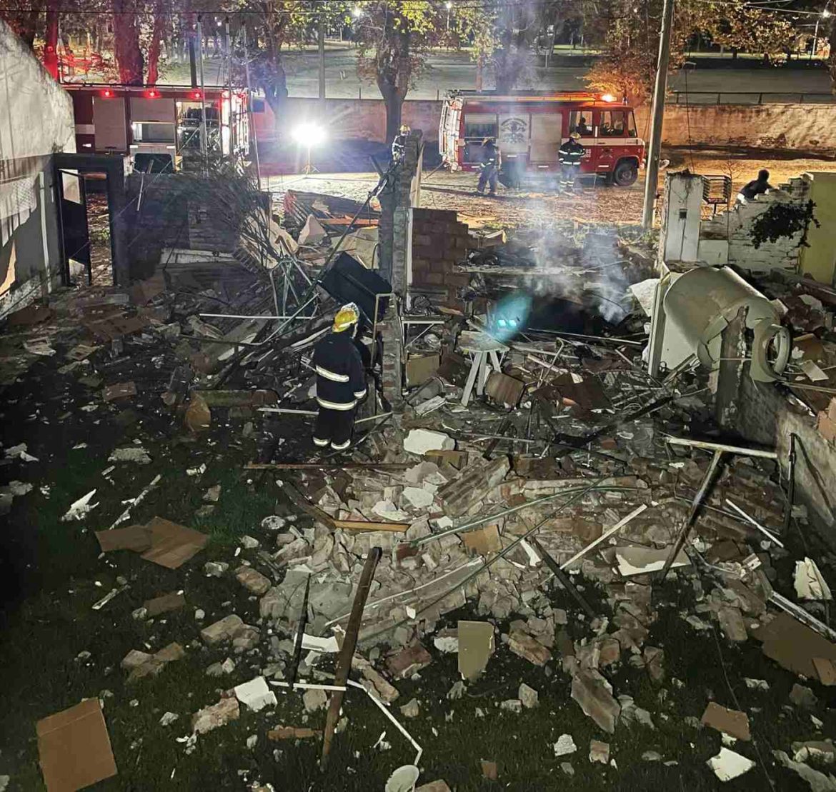 Acha: explosión por pérdida de gas destruyó una casa y provocó tres heridos