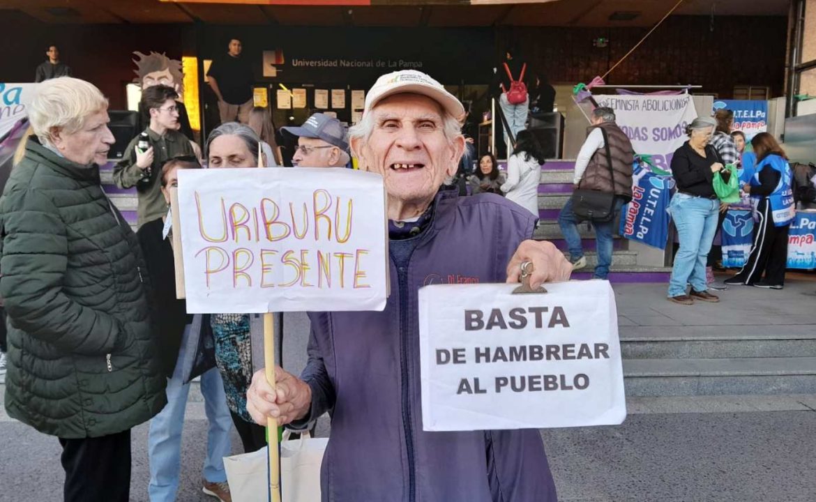 En Santa Rosa, marcharon los jubilados y agrupaciones feministas