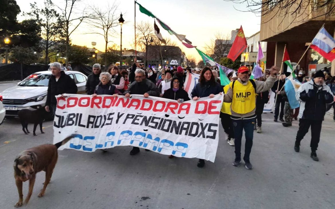 Ravier se quiso hacer el picante y los jubilados le respondieron que es un mentiroso y que seguirán marchando