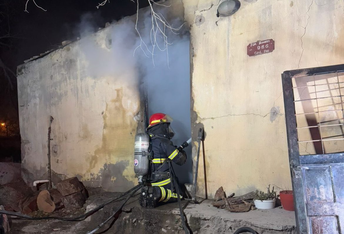 En General Acha el fuego destruyó una vivienda y  cuatro personas fueron hospitalizadas