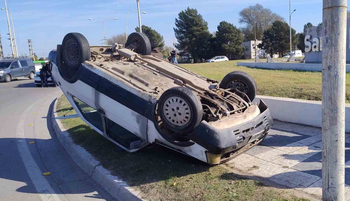 Vuelco en la rotonda sur de Santa Rosa causó demoras en el tránsito