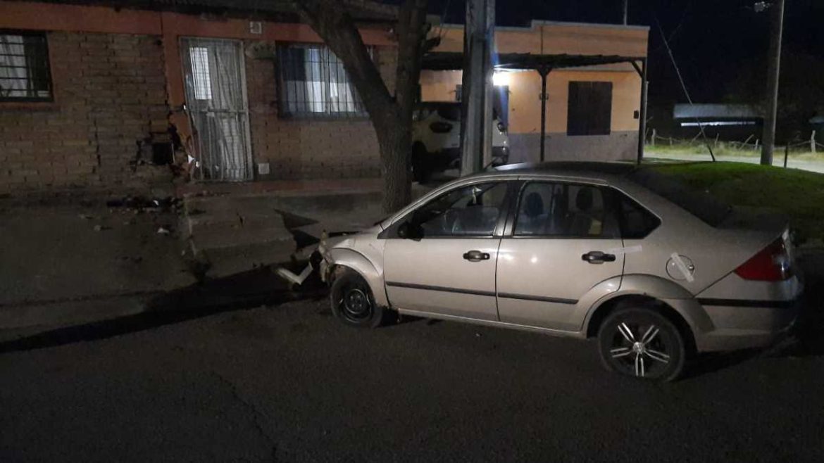 Una mujer, alcoholizada, chocó el auto contra una casa en Santa Rosa