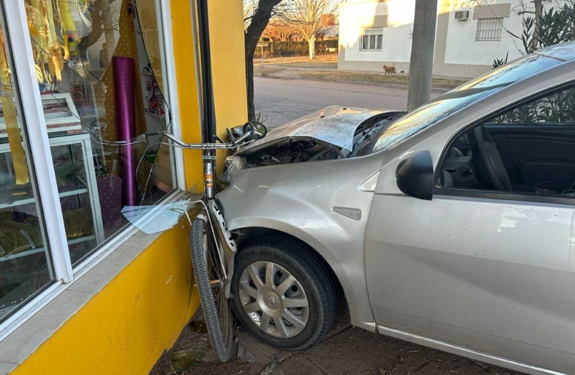 Chocaron dos vehículos y luego embistieron una bici y hasta un local comercial en Santa Rosa