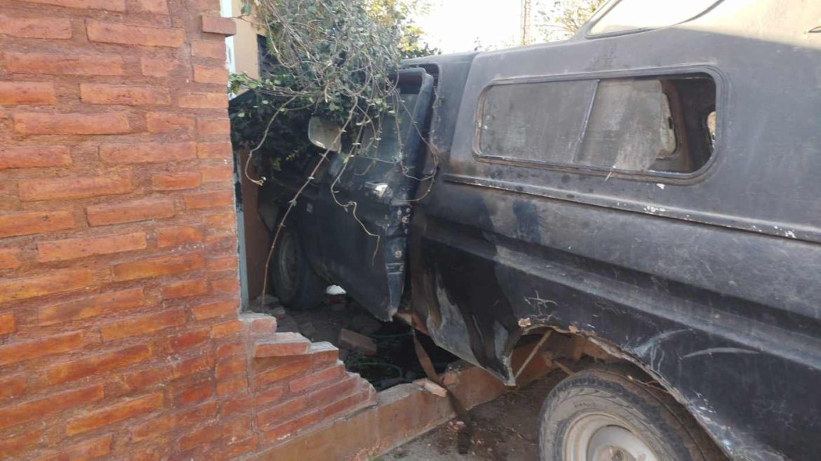 Una camioneta chocó contra un paredón de un patio en Santa Rosa