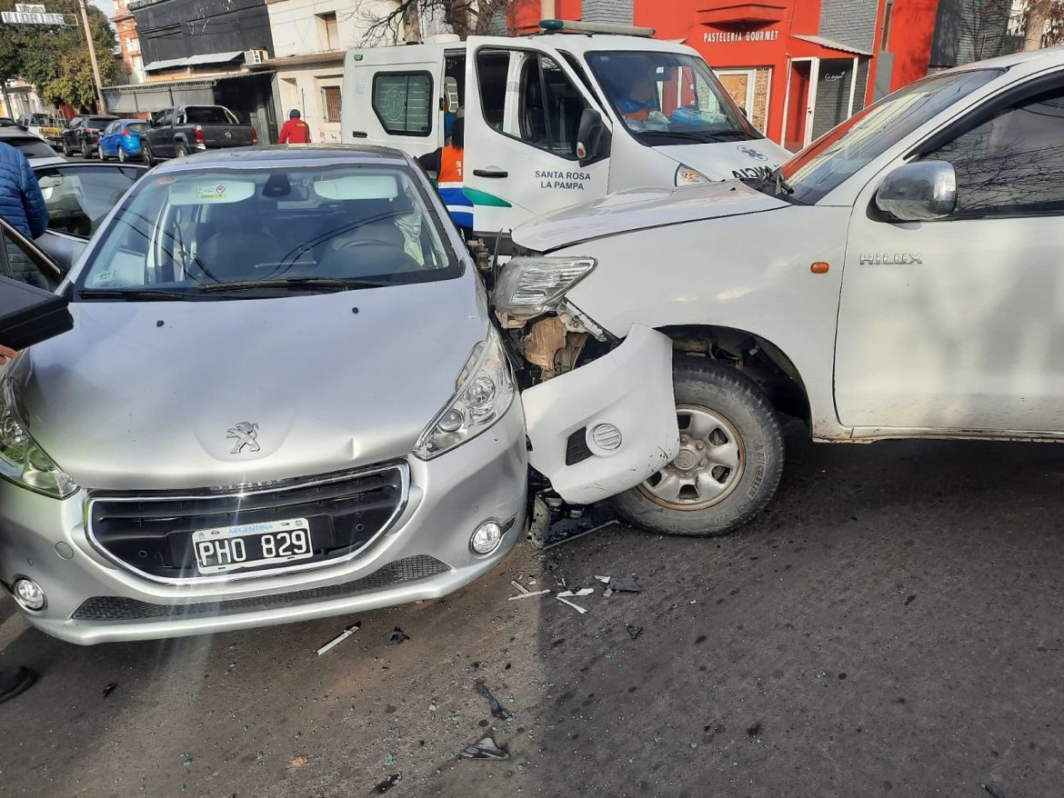 Chocaron un auto y una camioneta en el centro de Santa Rosa