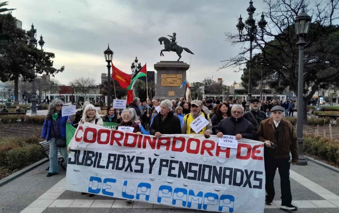 Jubilados vuelven a marchar en Santa Rosa con el hit “Alta coimera” y avisan que no los detendrán