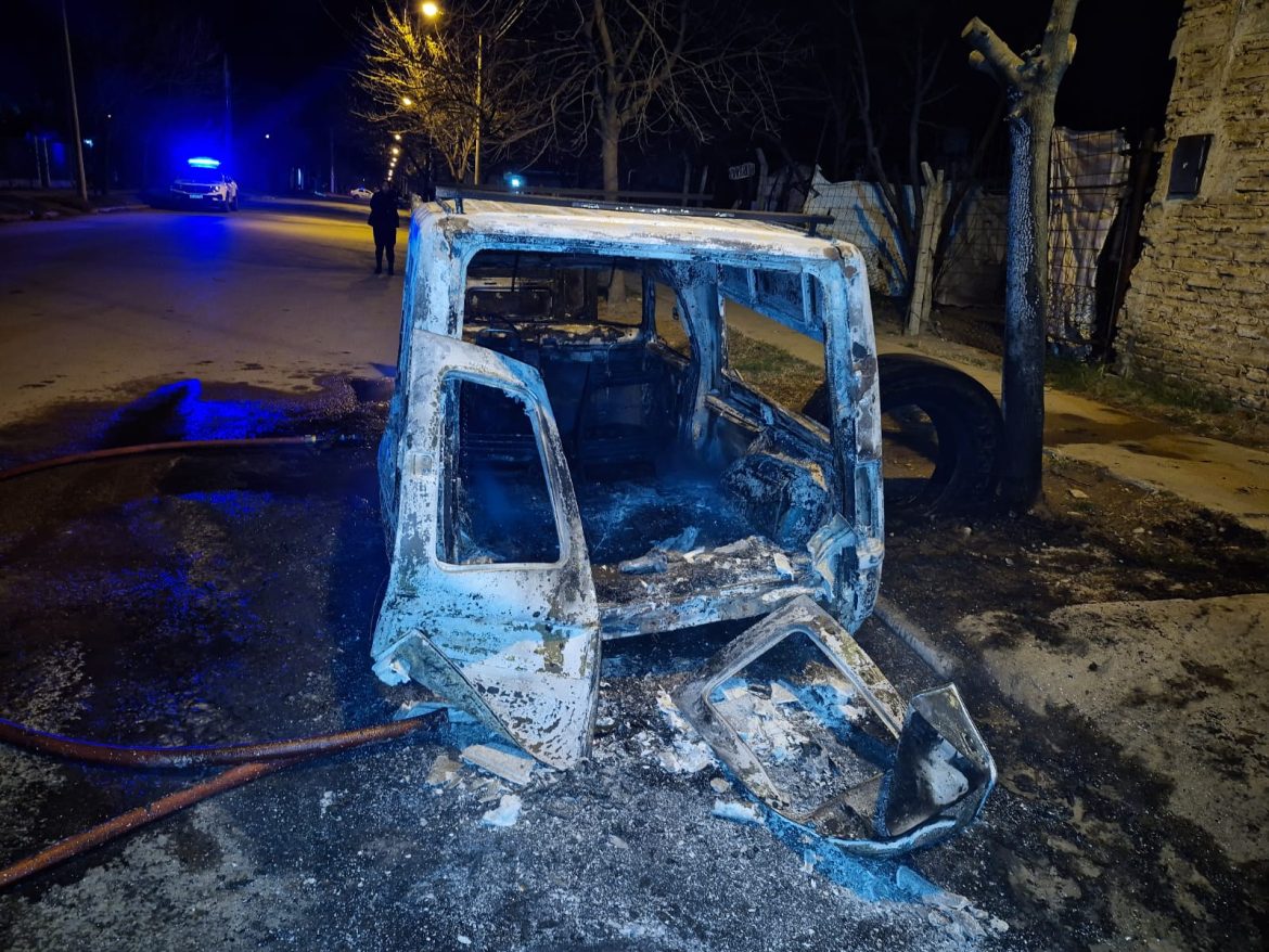 El fuego destruyó un utilitario en Santa Rosa