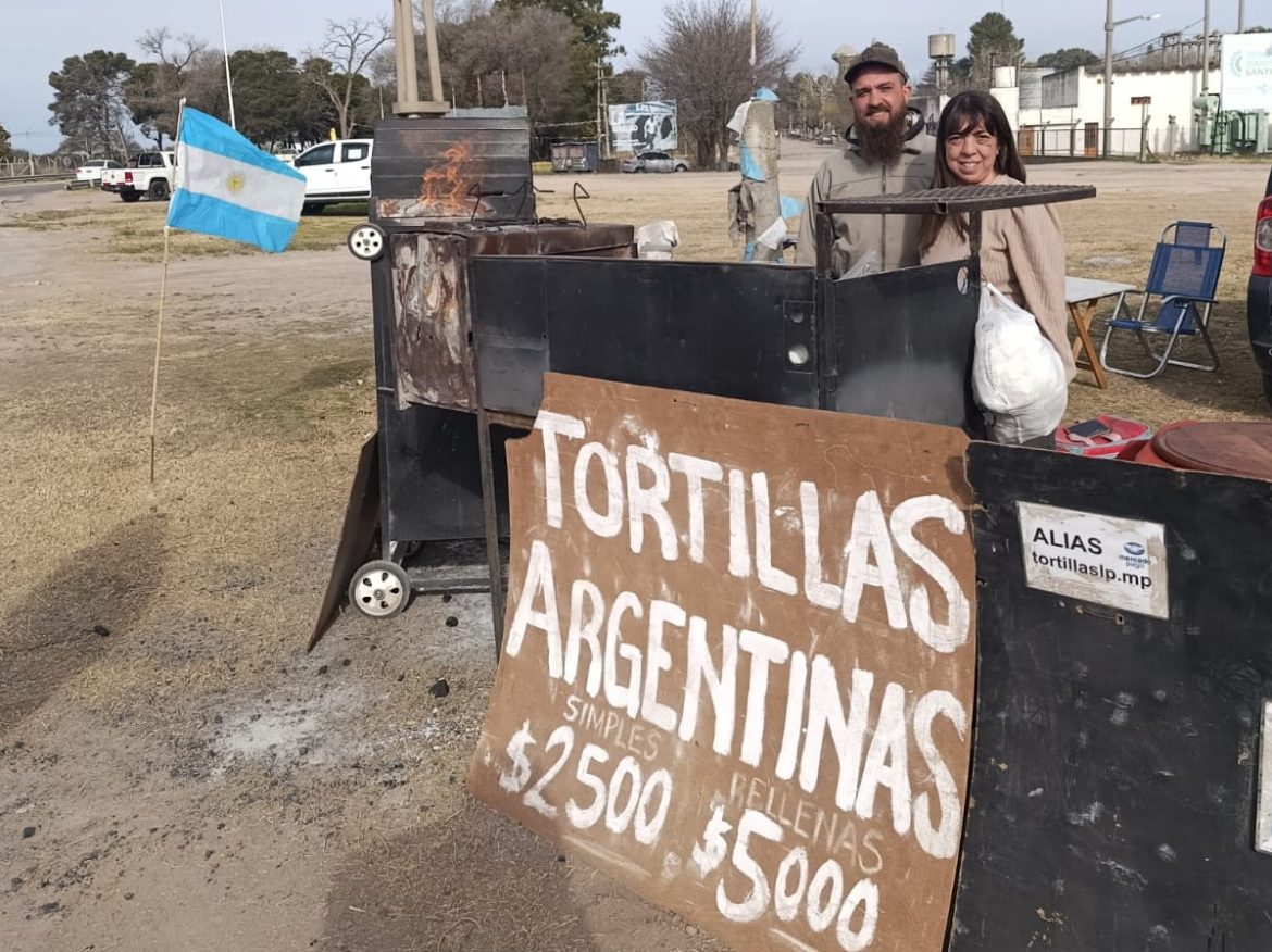 La mujer que vende tortillas asadas en Santa Rosa volvió a abrir el puesto: “No nos dieron ninguna solución”