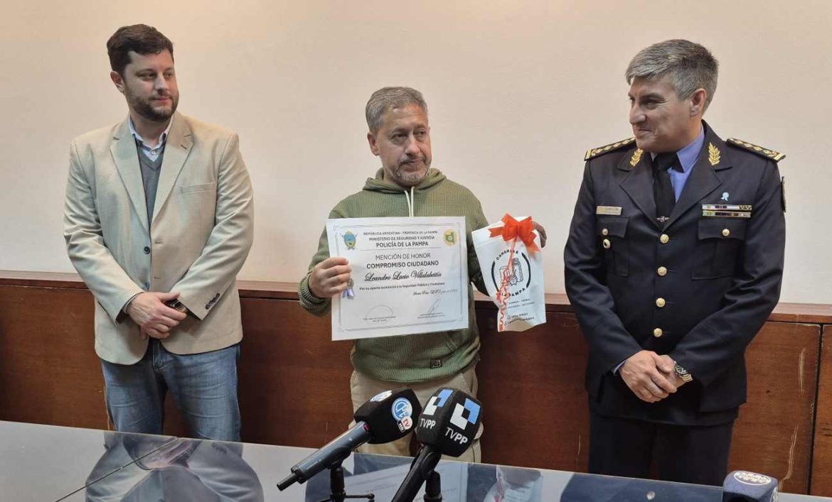 Reconocimiento a dos personas que ayudaron en la recaptura de un prófugo de una cárcel de Santa Rosa