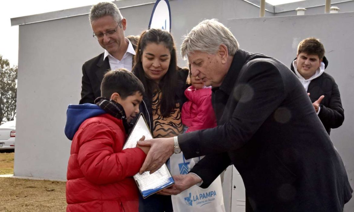 Ziliotto entregó 20 viviendas en Alta Italia y dejó otro mensaje: “Nos quieren colonizar con el odio”