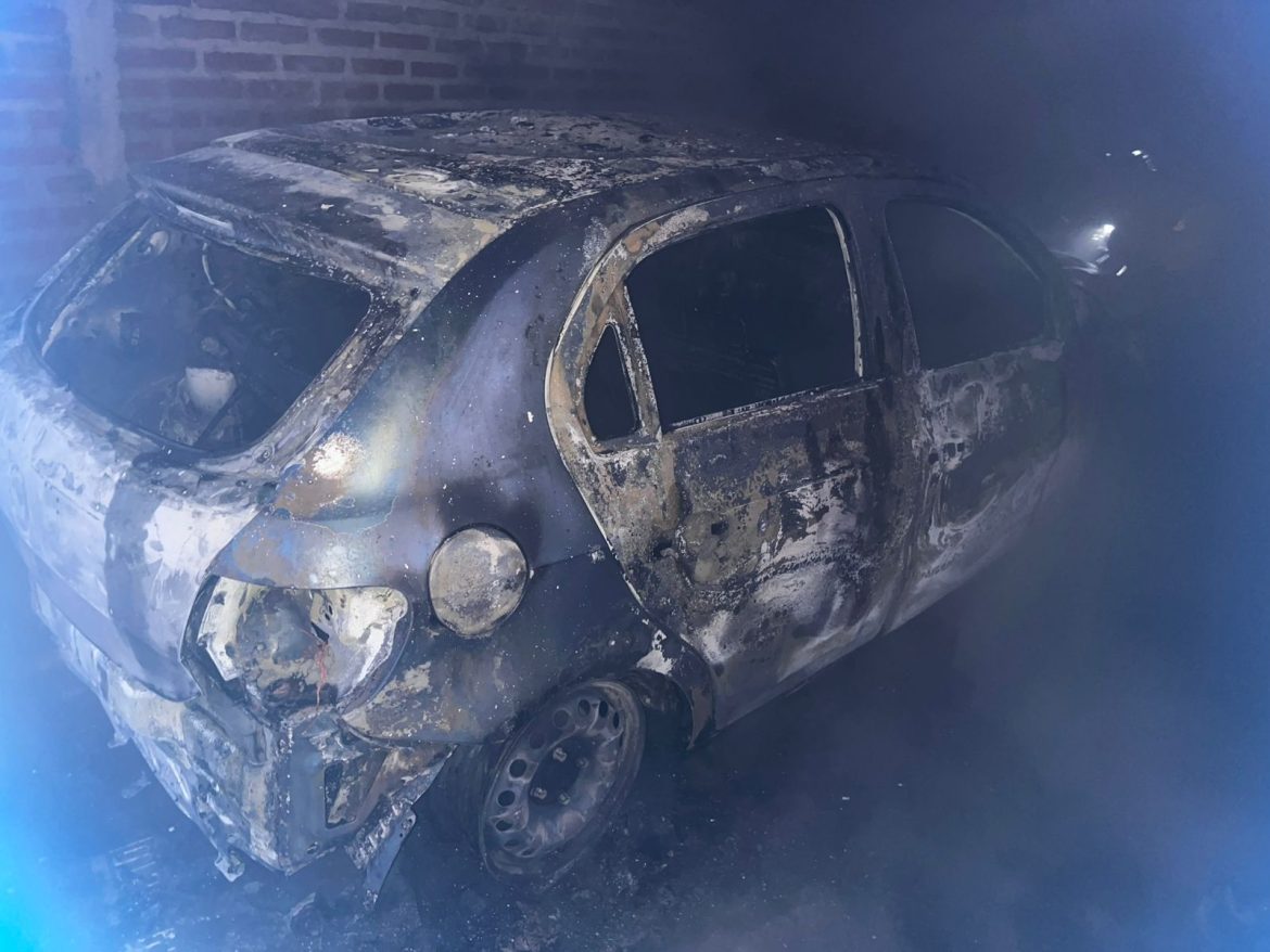 Santa Rosa: dormía y se le incendió el auto estacionado en el garage