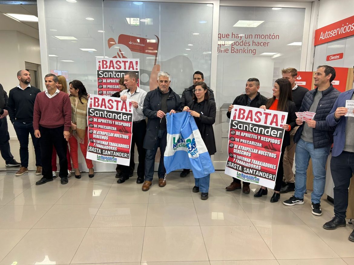 Reclamo gremial contra despidos: sin atención al público de 10 a 13 en Banco Santander
