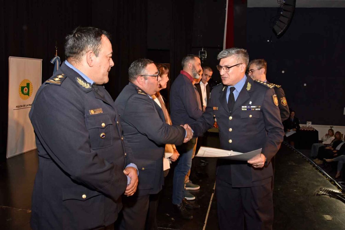 Reconocimiento a organismos policiales y entrega de anillos a personal con 25 y 30 años de servicio