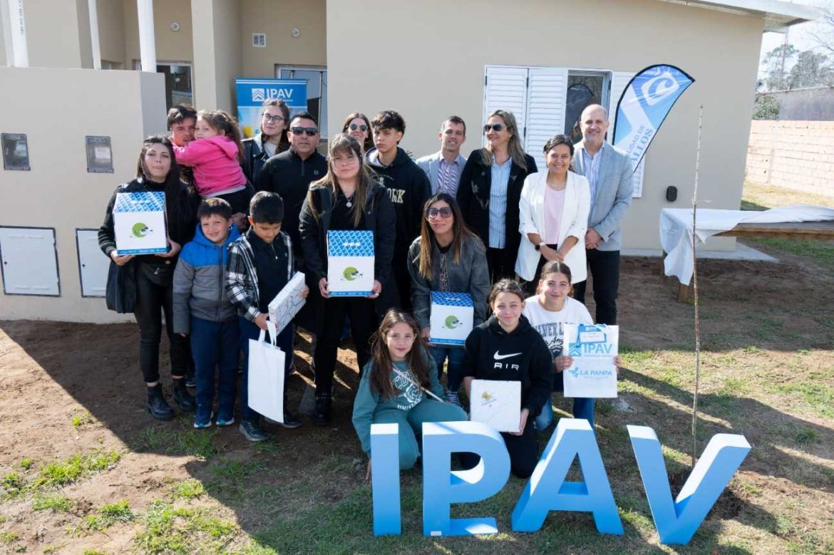 Ceballos: una funcionaria provincial fue a entregar casas y la cuestionaron