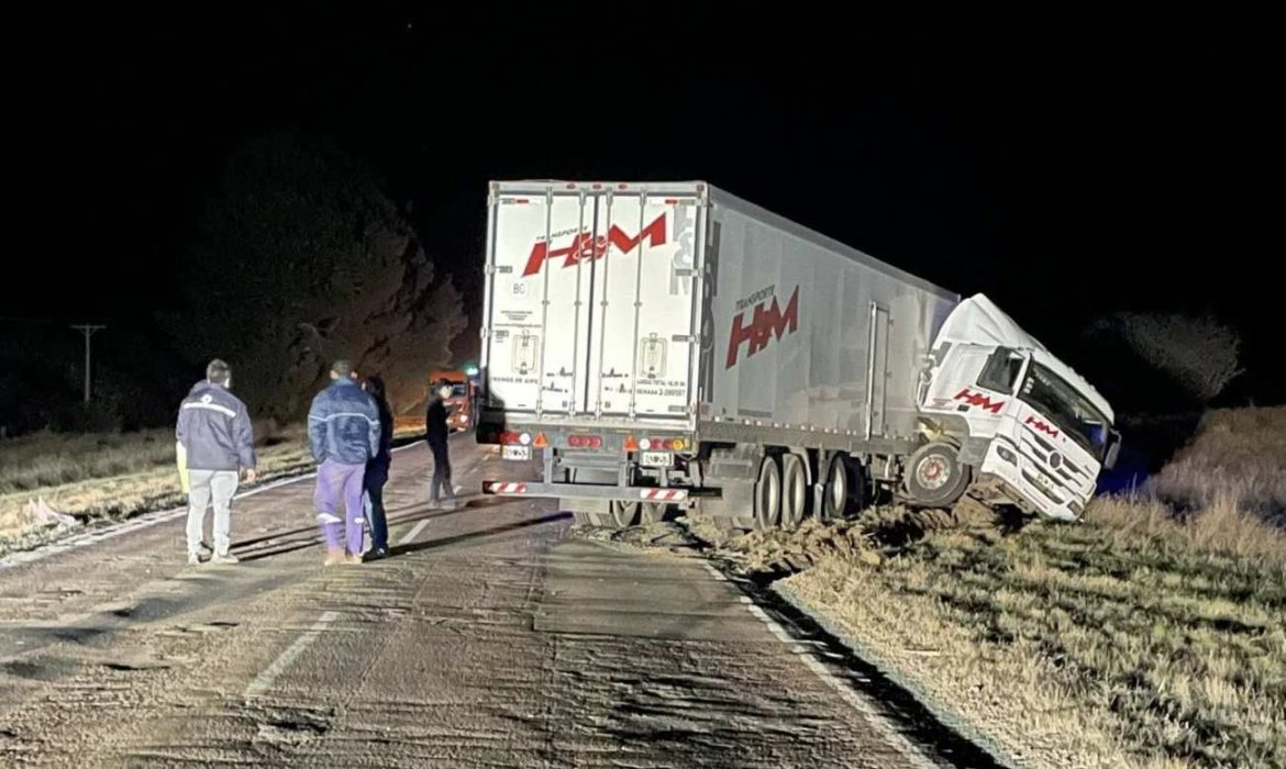 Chocaron un auto y un camión en cercanías de El Carancho: un hospitalizado