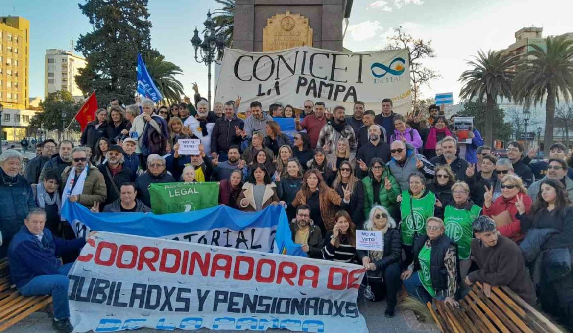 Investigadores, docentes y estudiantes se movilizaron en defensa del Conicet en Santa Rosa
