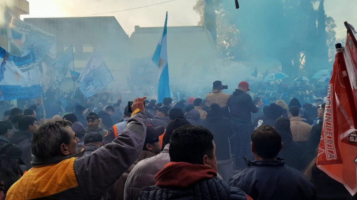 Legislatura rodeada: eran petardos, pero hubo diputados que dijeron que eran balazos y hasta pidieron a la Federal