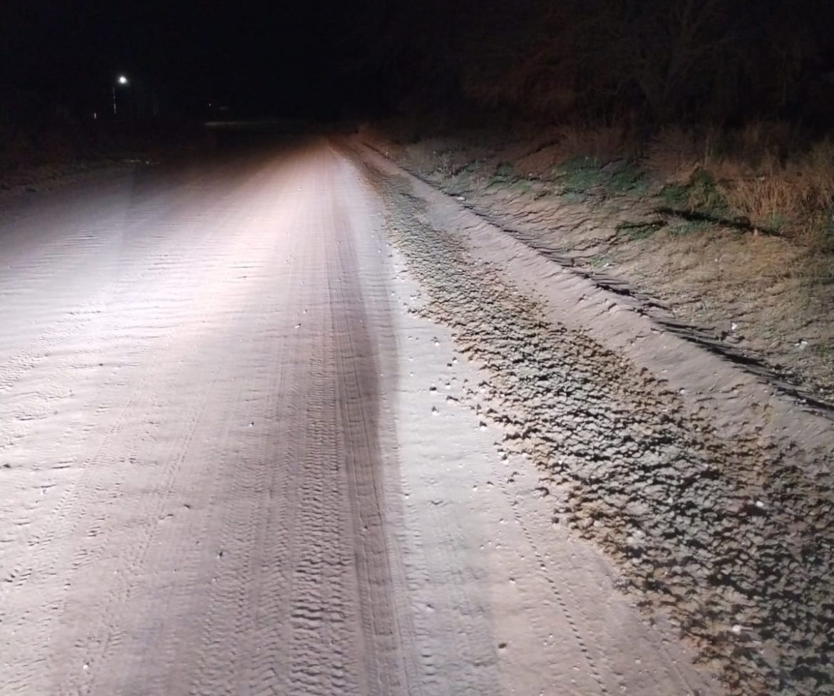 Vecinos denuncian que camiones descartan hormigón sobrante en las calles de un barrio de Santa Rosa