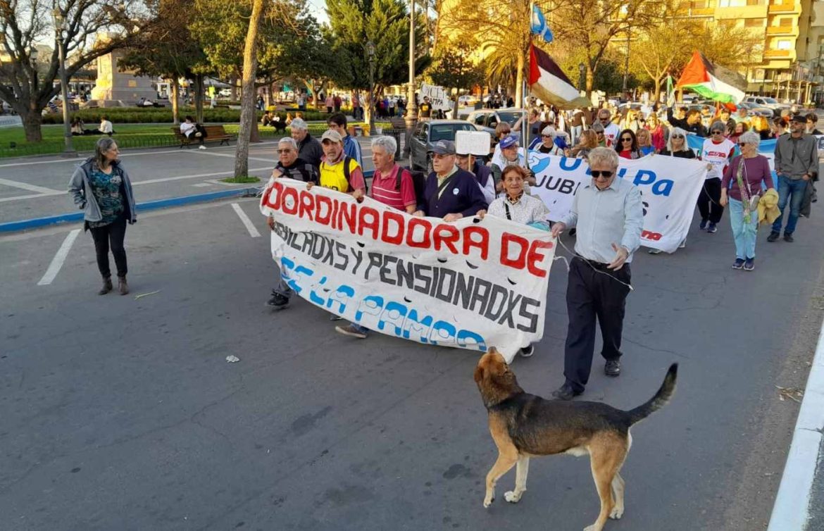 “La coima de tu hermana”: jubilados fueron a protestar a la sede de LLA pero no encontraron a Ravier