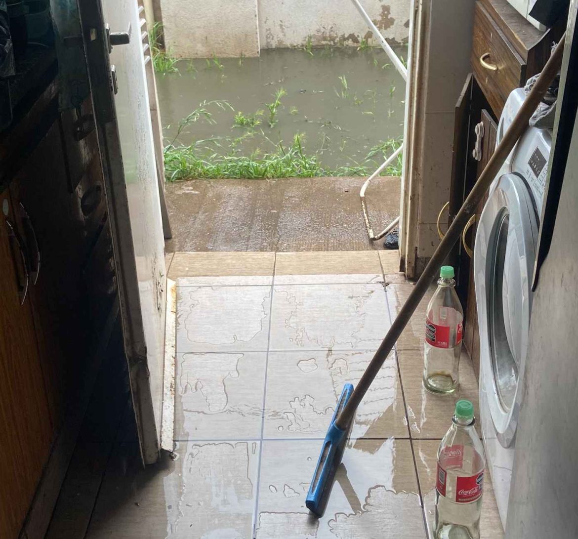 Ingresan líquidos cloacales a tres casas en Santa Rosa y las cuadrillas no aparecen por ser domingo